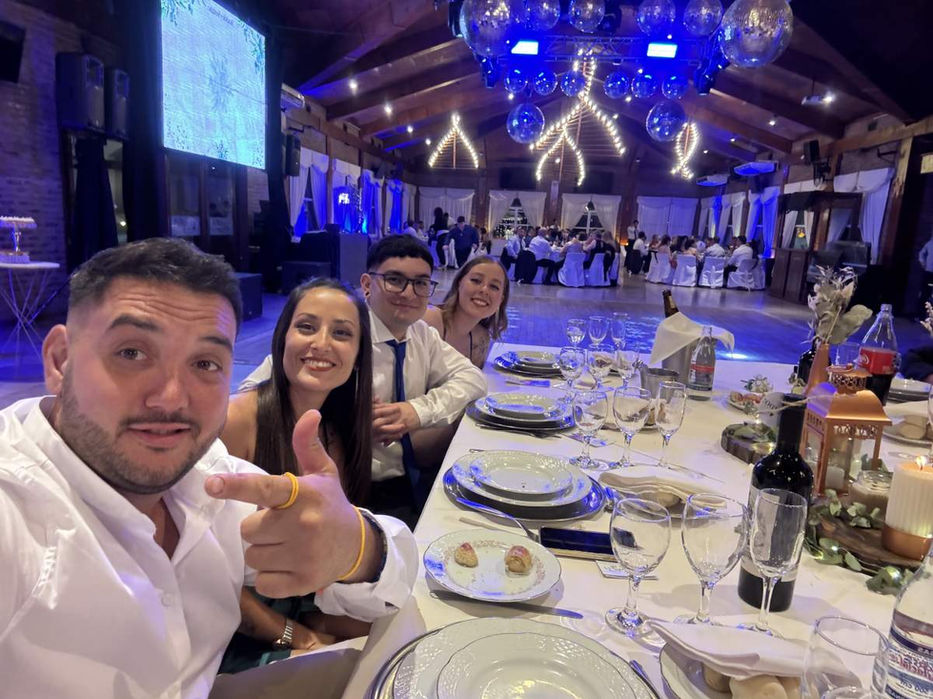 Selfi con amigos en una boda elegante SELFIPIX