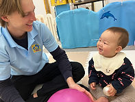 赤ちゃんと保育士