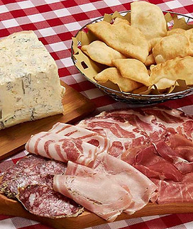 Gnocco fritto, formaggi e coppa piacentina