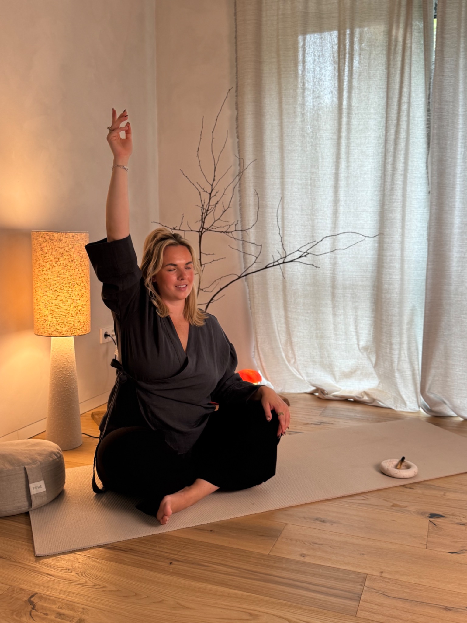 Lisa beim Yoga in warmem Licht