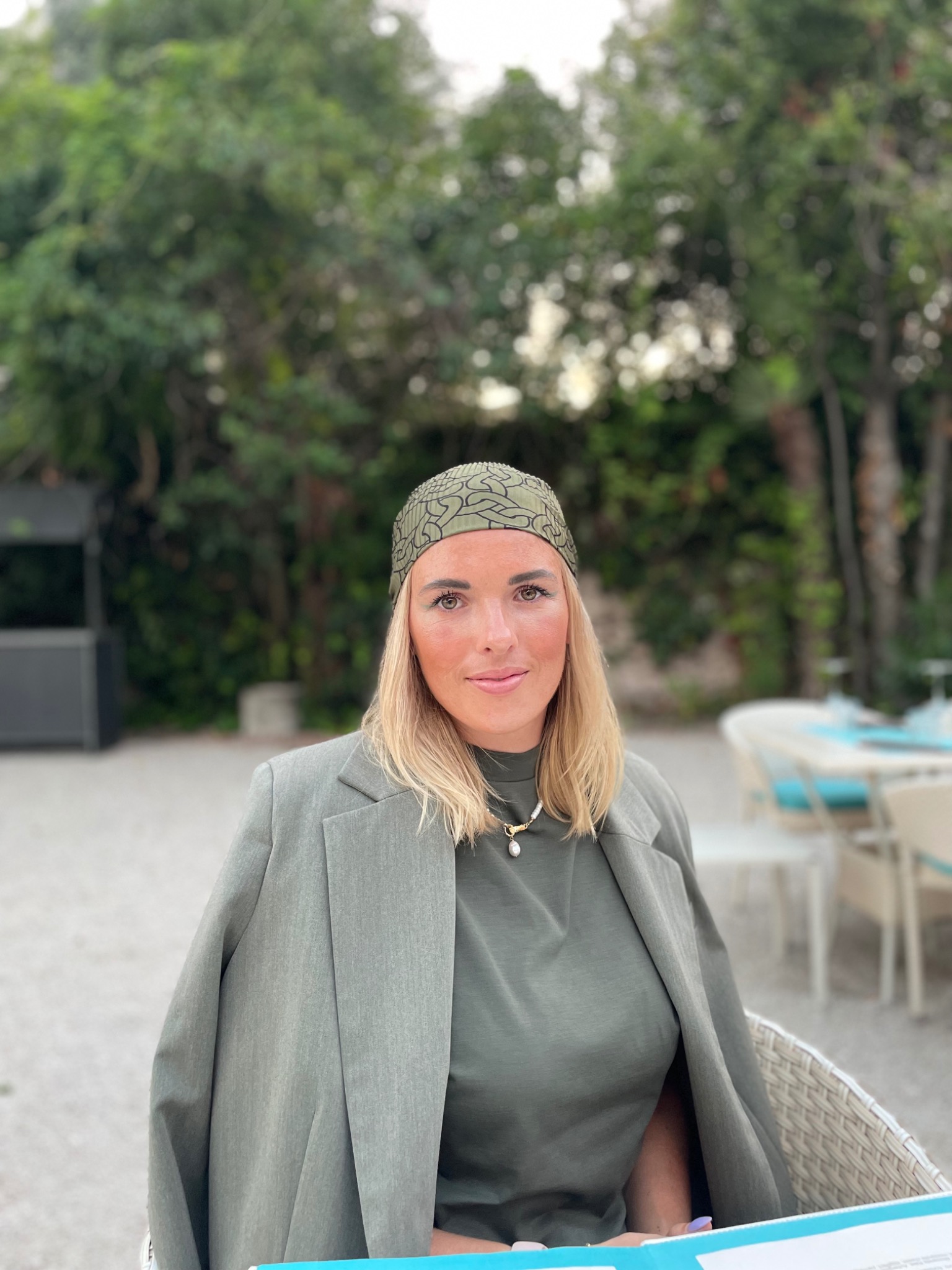 Lisa im grünen Blazer mit direktem Blick in die Kamera