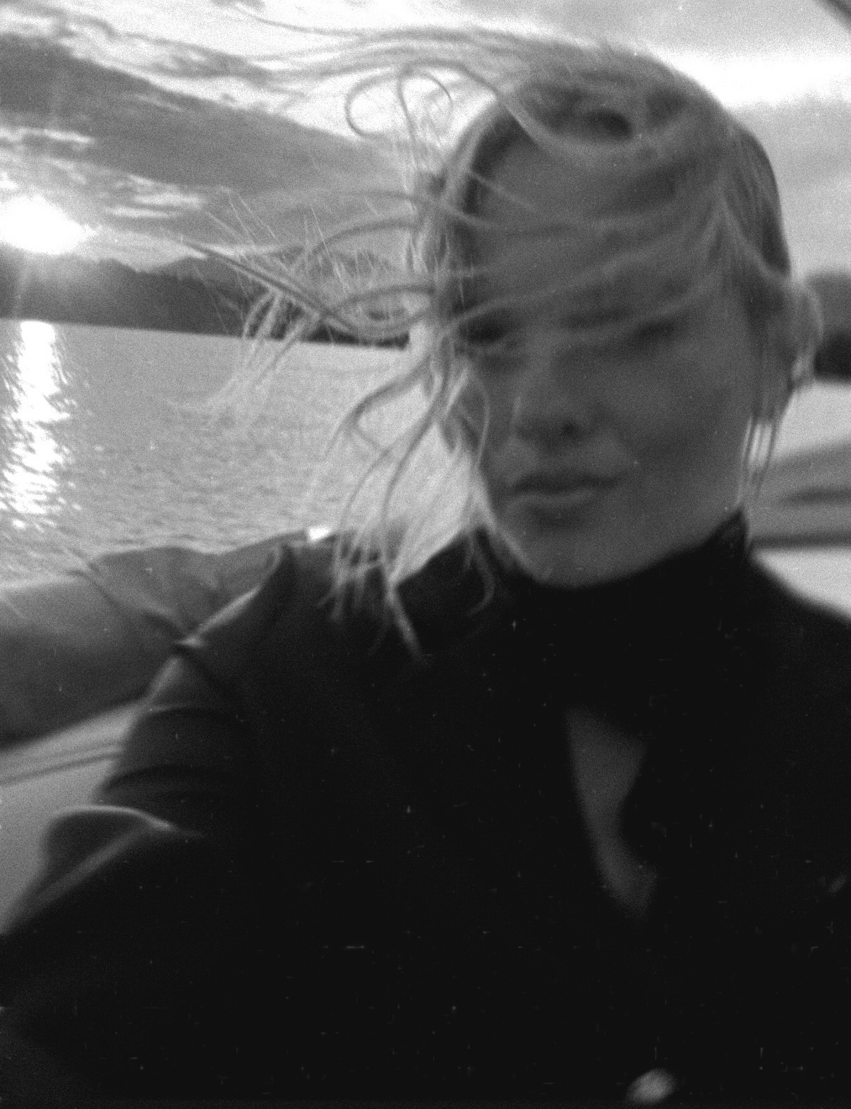 Lisa am Wasser im warmen Abendlicht