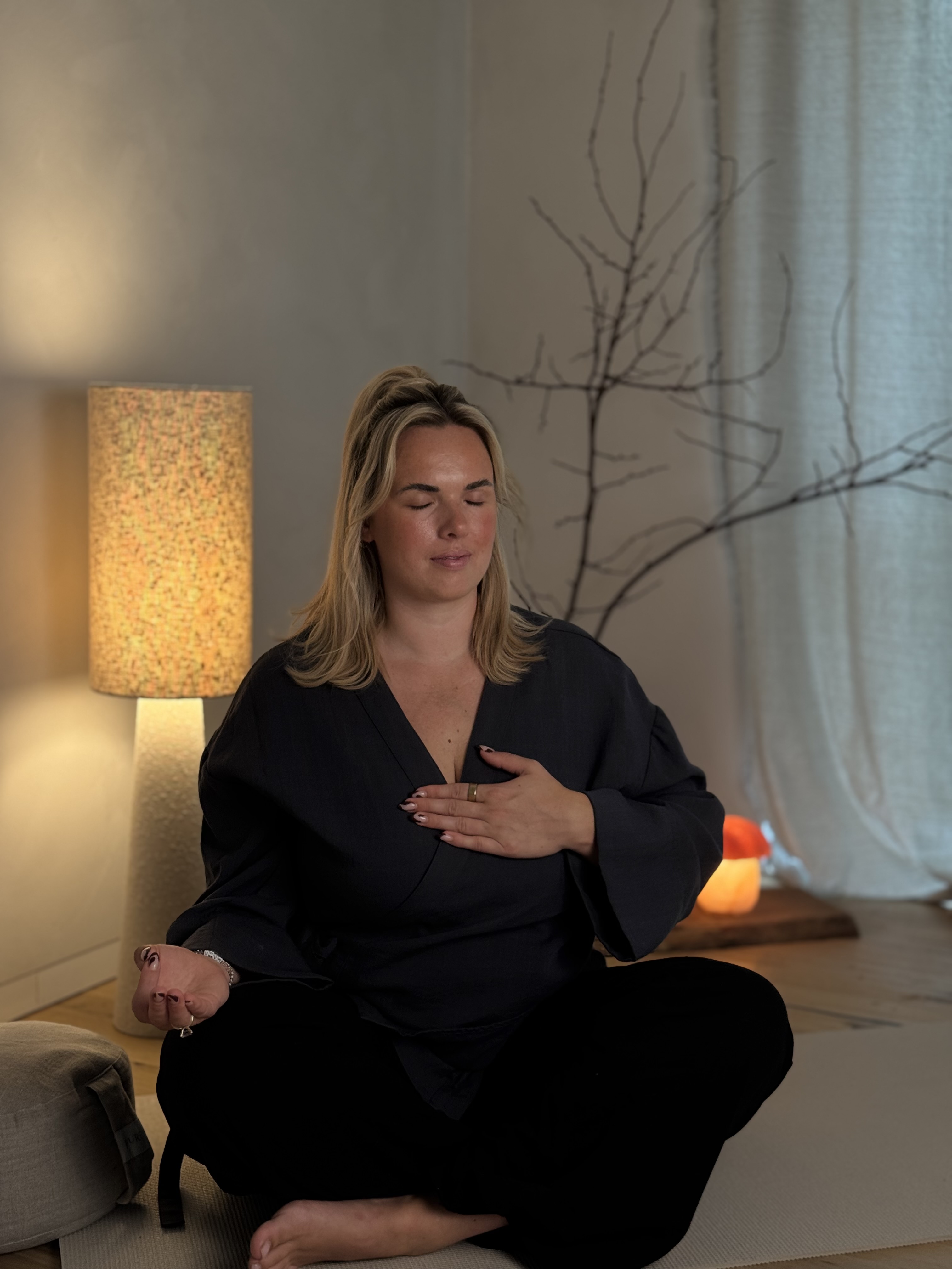 Lisa beim bewussten Atmen, mit einer Hand auf ihrem Herzen
