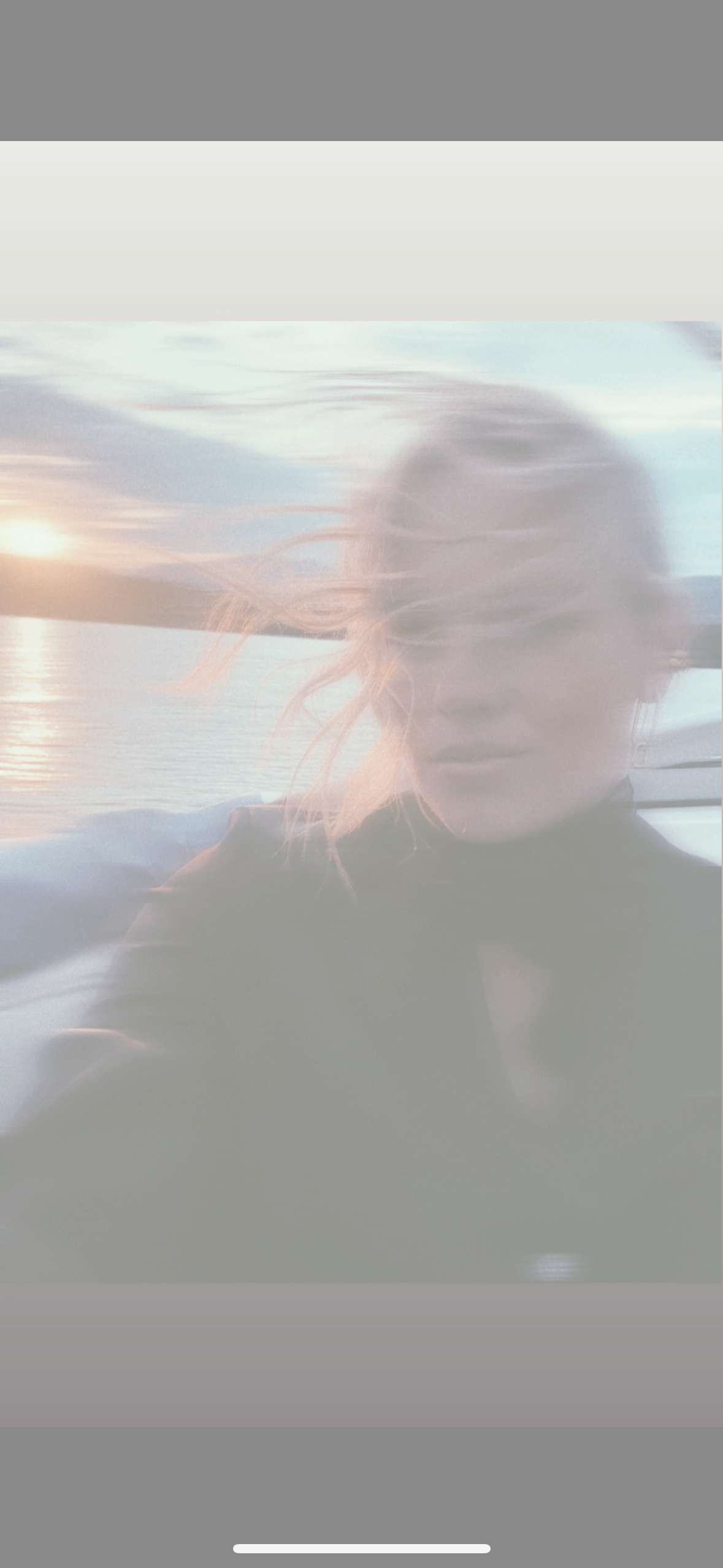 Lisa am Wasser im warmen Abendlicht