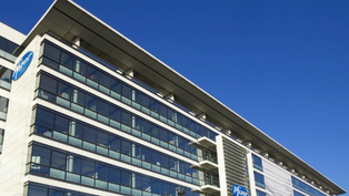 Tausende von Demonstranten in Paris, die das Hauptquartier von Pfizer umgeben und "Killer" singen