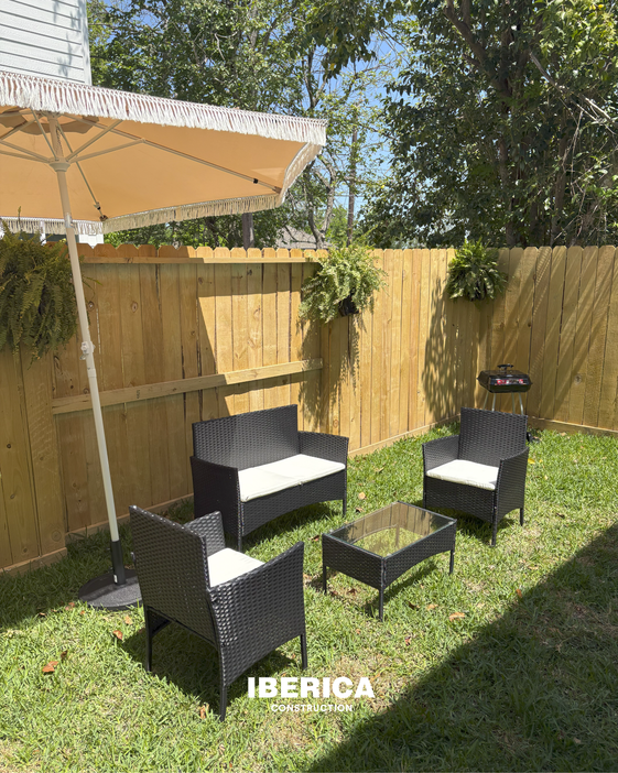 This backyard is designed to offer a cozy and functional space, perfect for a variety of outdoor activities. Whether you're enjoying time with friends, watching your children play, or simply relaxing, this area adapts to your needs. With multiple sizes available, depending on your preferences, each backyard can be customized to provide the perfect balance of comfort and practicality, no matter the space available.