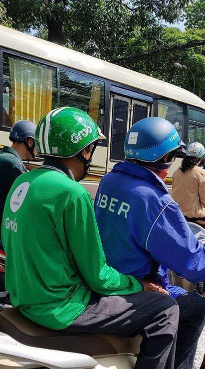 ベトナム人の生活と消費行動に欠かせない配車サービス/バイクタクシードライバー