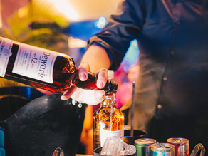 BOMBAY SAPPHIRE É O GIN OFICIAL DO CAMAROTE MAR, COM A PRESENÇA DE NOMES COMO MATHEUS COSTA E THEODO