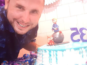 Empresário e dono do Portal Arts News comemora aniversário com amigos e familiares em sua casa no RJ