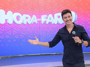 Rodrigo Faro vira “Pantera Cor-De-Rosa” para brincadeira no palco com sósias de famosos;