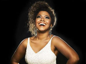 Thalita Pertuzatti faz show em ação Solidária no RJ Junto com a Operação do Bem- Sensacional!!!