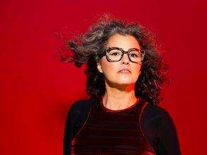 Novo clipe de Gabi Doti mostra, com poesia, a visão da cantora e compositora sobre o Alzheimer