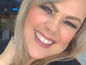 Ana Paula Almeida Ex Paquita muda o visual e passa por um dia de beleza no Rio de Janeiro