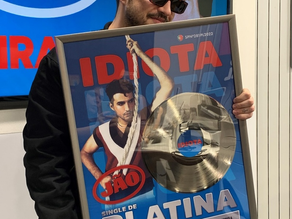 Jão recebe em Portugal a placa comemorativa de platina pelo mega hit "Idiota"