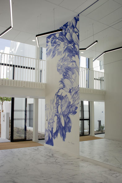 Peinture murale en dessin bleu. Elle représente des formes abstraites inspirées des pins et des abords maritimes.