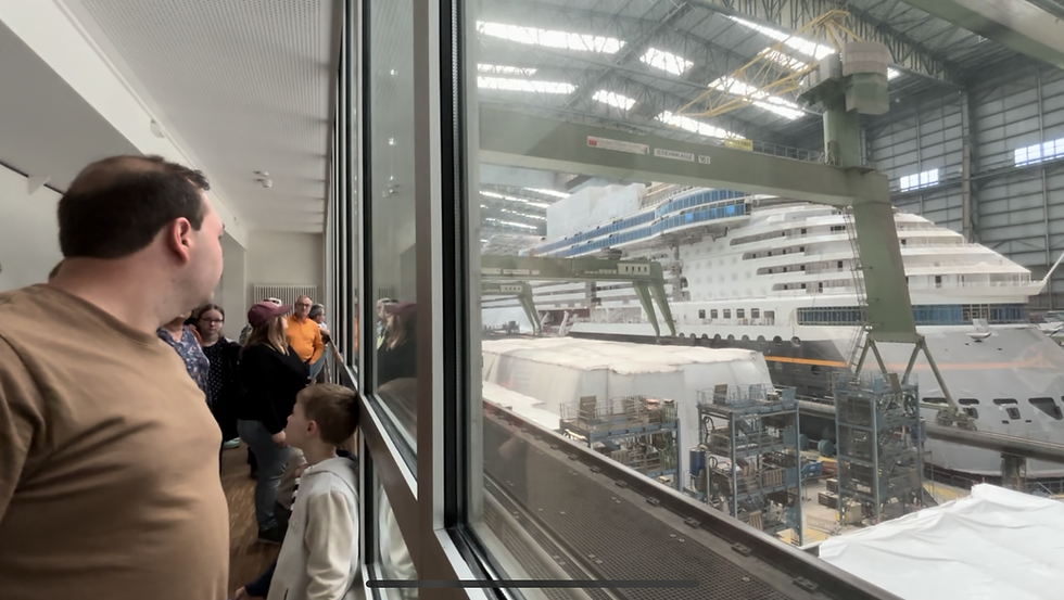 Das neue Kreuzfahrt Schiff der Disney-Flotte im Trockendeck der Meyer Werft