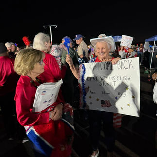 Paula Rosen greets the returning veterans.