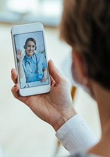 20230901213326_[fpdl.in]_closeup-woman-greeting-her-doctor-while-using-smart-phone-having-