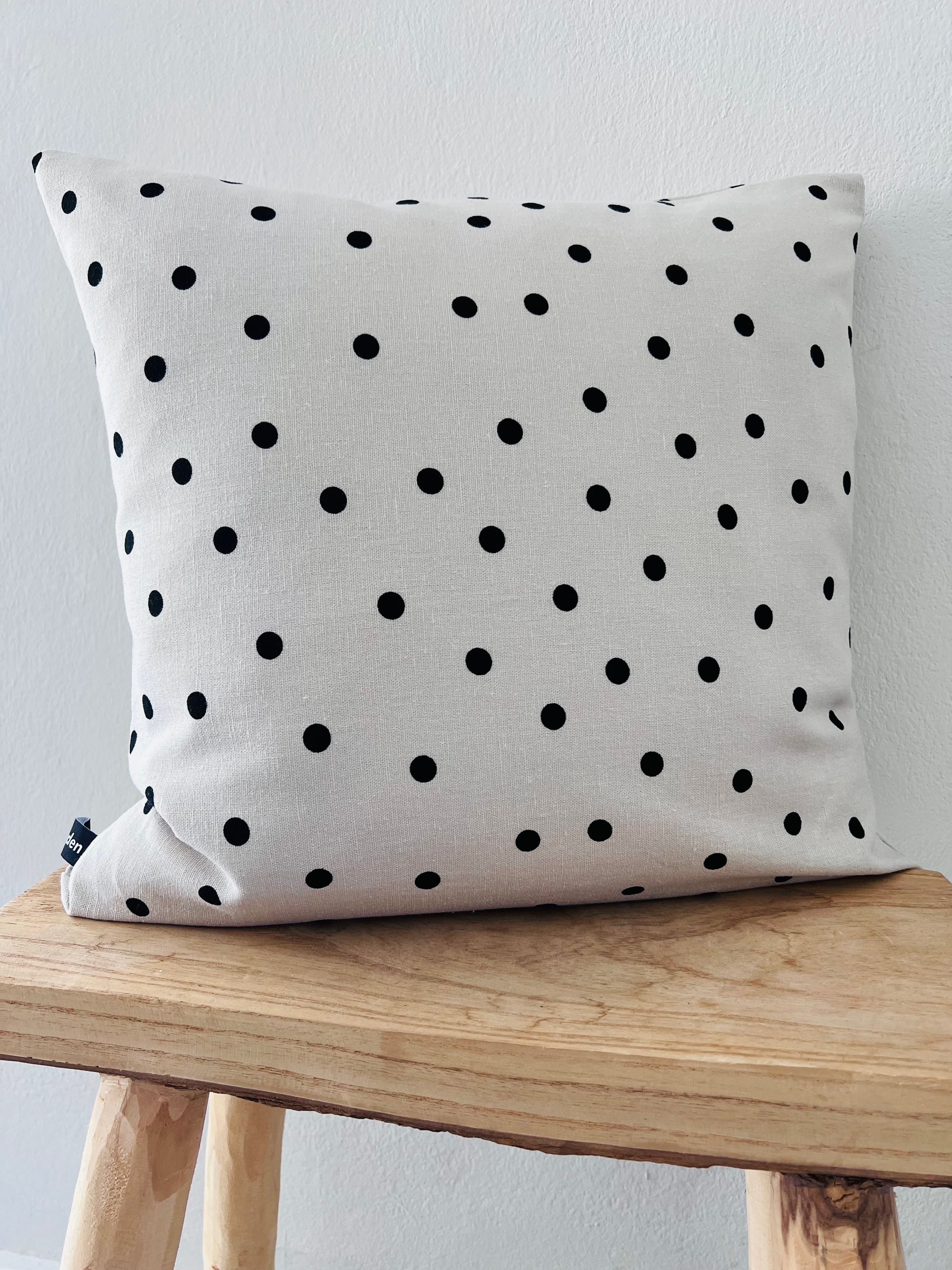 Kissenhülle- schwarze Punkte
