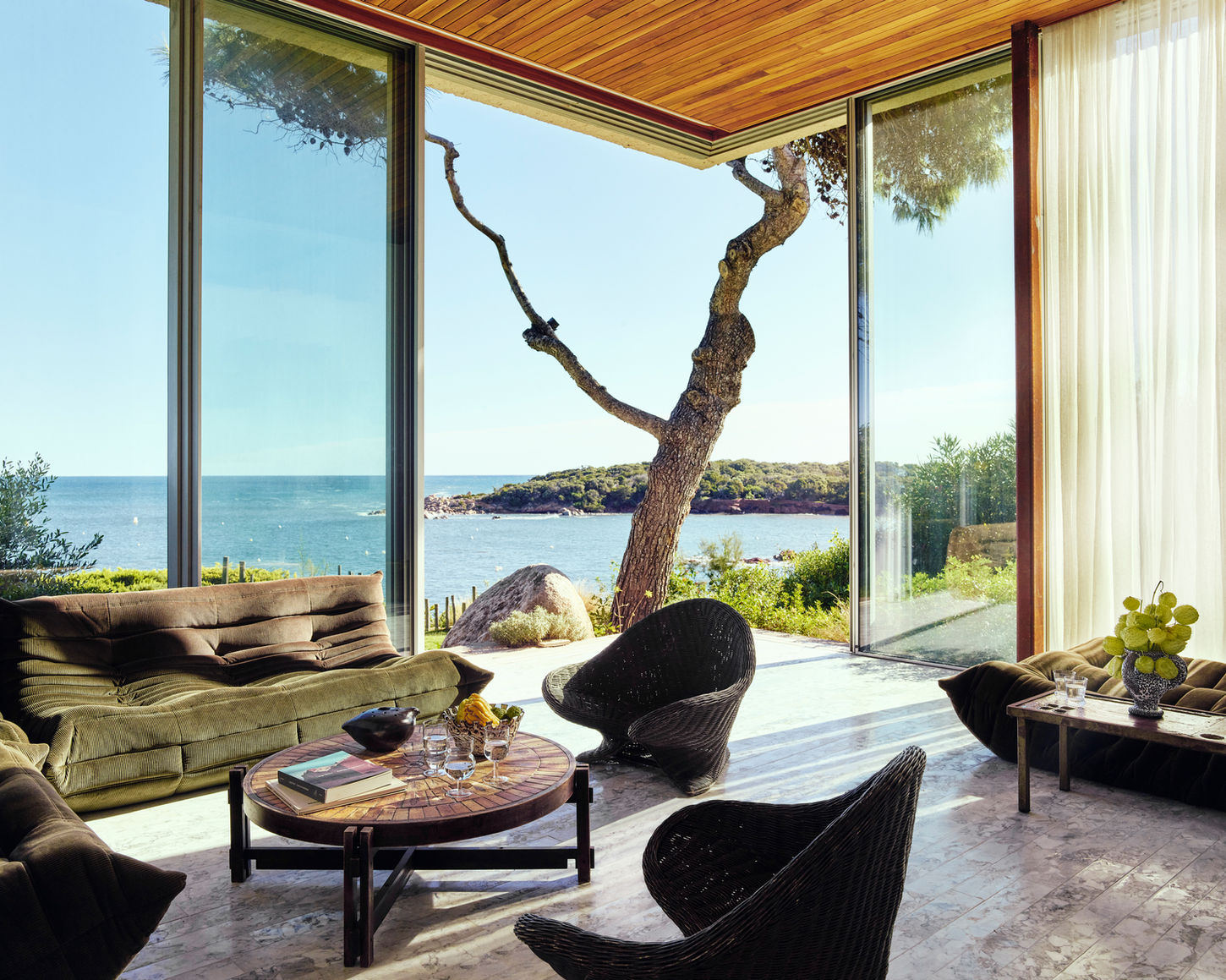 Villa rénovée et agrandie à Cala Rossa (Corse-du-Sud) – Lylian Ollivier Architecte