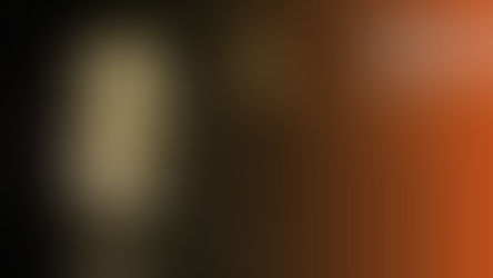 lâmpada acesa em primeiro plano e luzes ligadas ao fundo