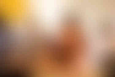 baiat in fata tablei de sah