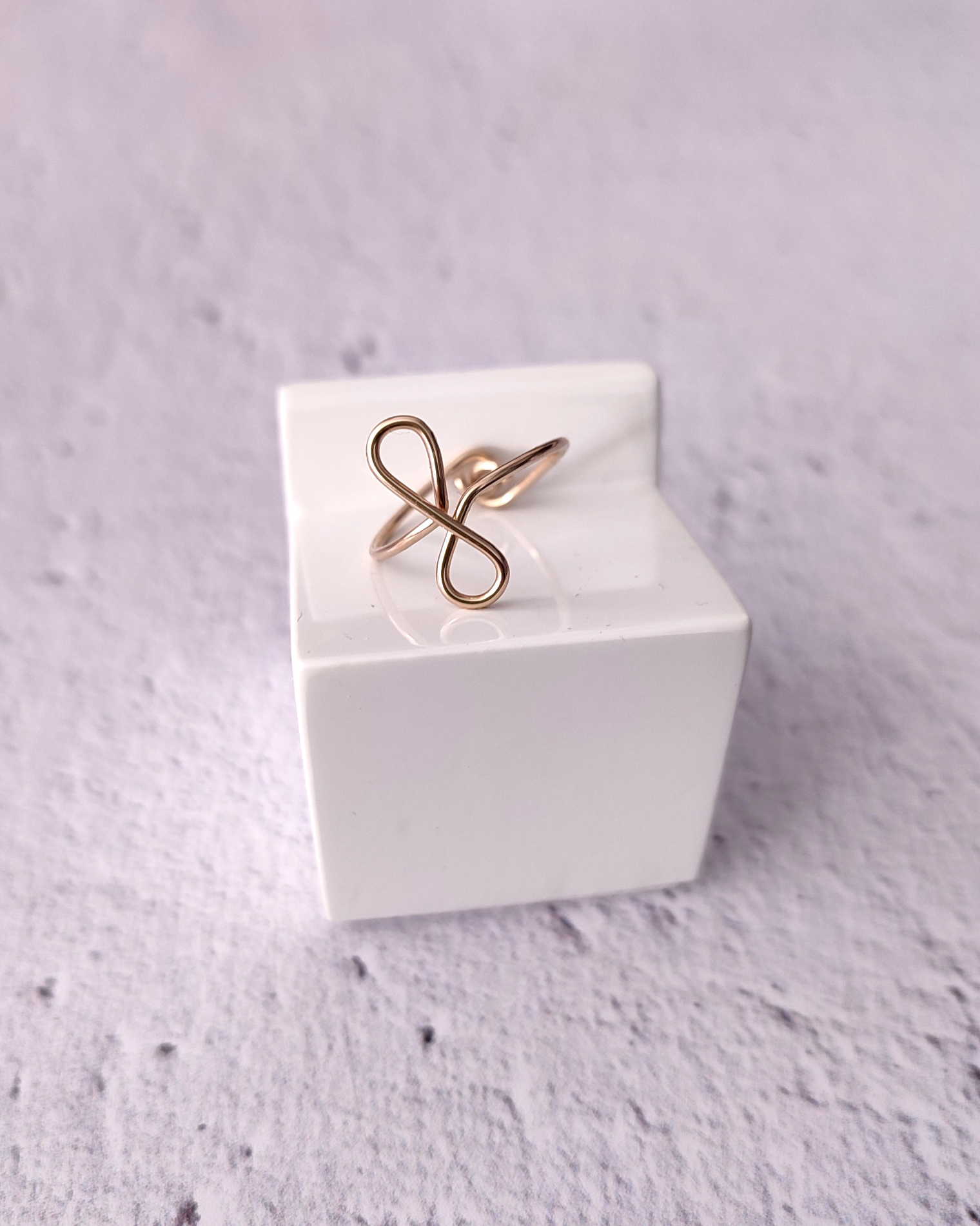 bague en or lettre minuscule f