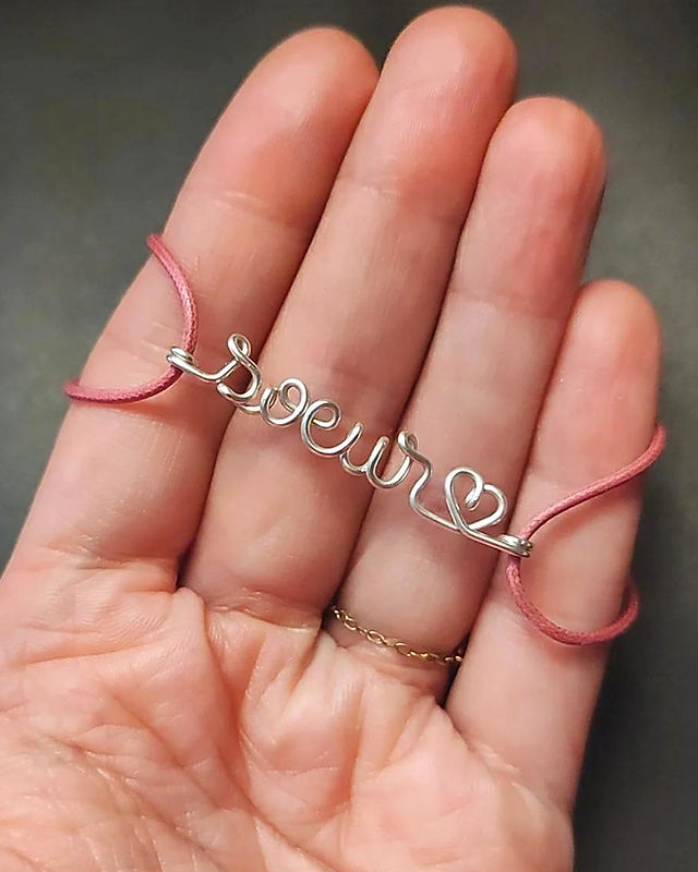 bracelet cordon rose avec inscription sœur en argent
