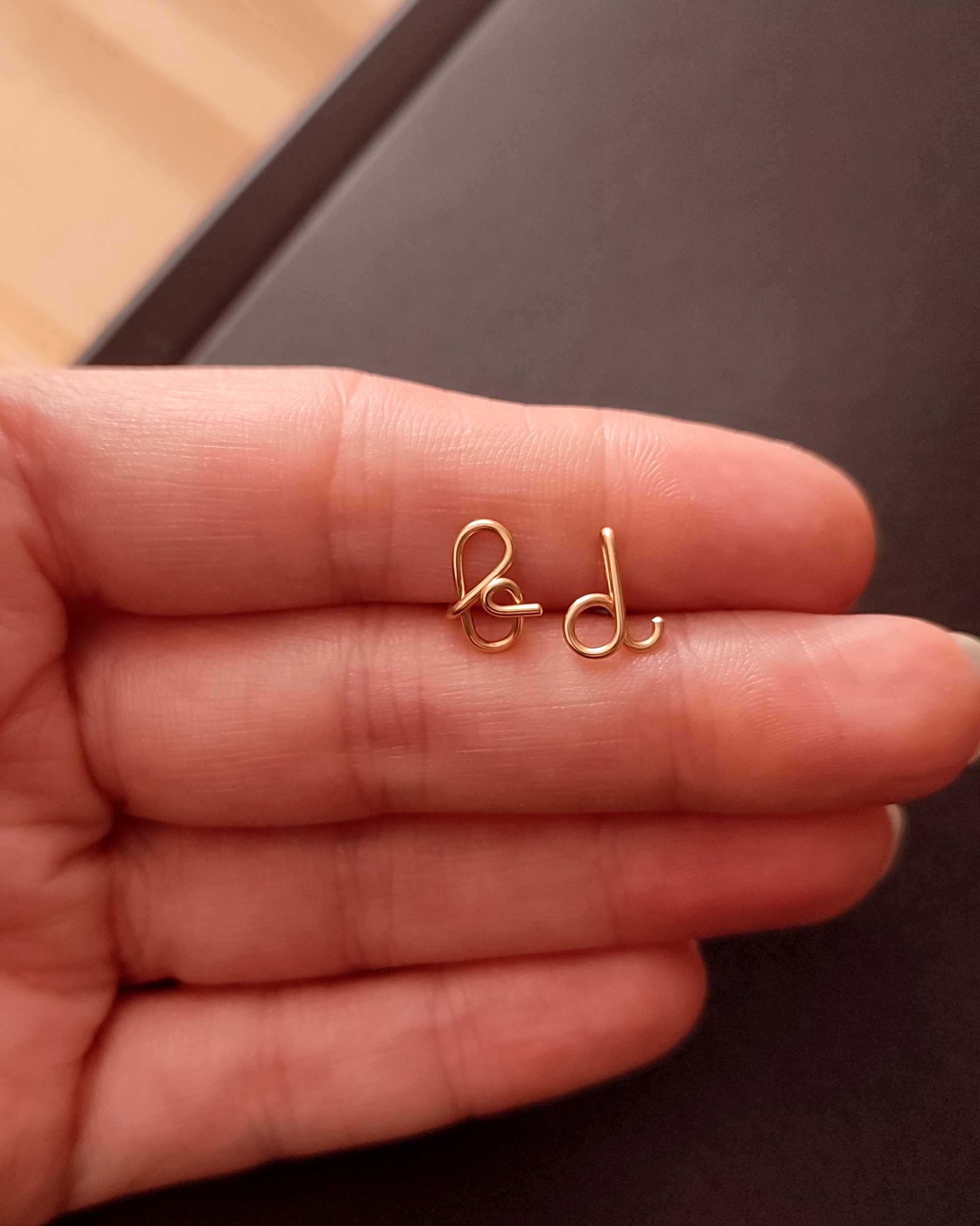 boucles d'oreille initiale lettre minuscule  b et d