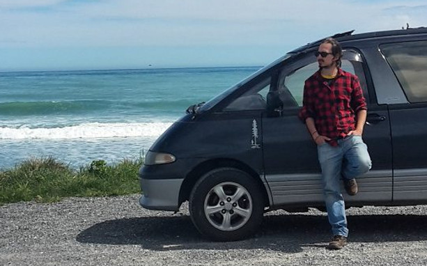 Rafa Ferreira posando encostado em uma van na Nova Zelandia