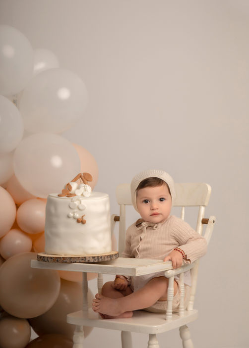baby-girl-first-birthday-cake-photoshoot.jpg