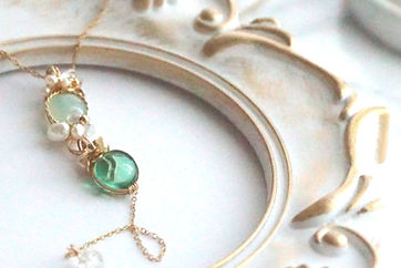 小さな天然石も存在感のある作品に仕上がります