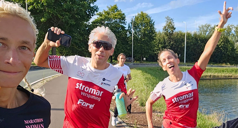 In actie rond de watersportbaan: hoe heerlijk was dit om altijd looppartner te hebben voor de lange rustige duurlopen