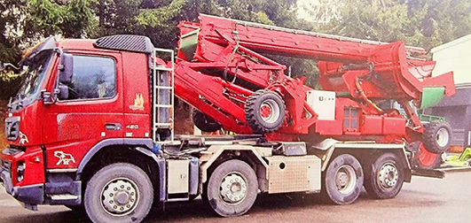 Hackschnitzelförderband wird mit LKW transportiert