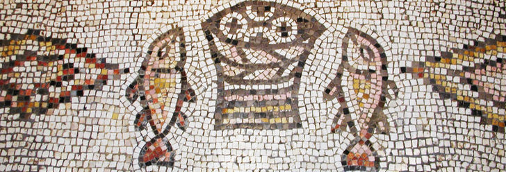 Mosaik der Brotvermehrung mit zwei Fischen