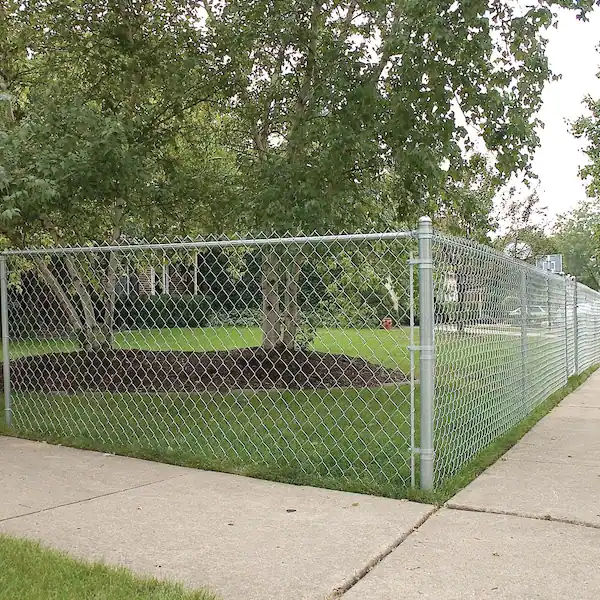 silver-galvanized-everbilt-chain-link-fence-posts-328942dptseb-e1_600.webp