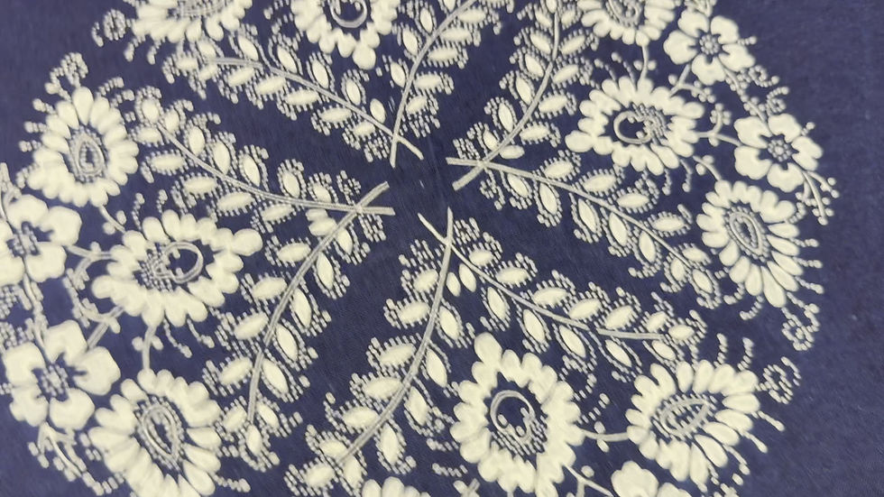 Miniaturbild: Runde Blaudruck-Decke mit Blumenkante