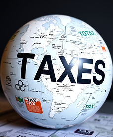 Représentation visuelle du service: optimisation fiscale internationale, montrant des experts en fiscalité analysant des structures financières mondiales, des flux transfrontaliers et des stratégies de conformité dans un cadre professionnel