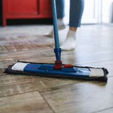 Reinigung und Desinfektion des Bodens in Behandlungsräumen – Verpflichtung versus Empfehlung