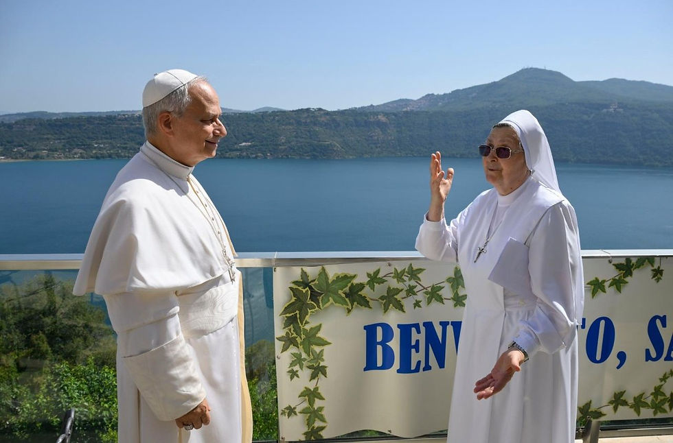 Papa Leone XIV si intrattiene con Suor Eliana Martinelli, Superiora della comunità (@Vatican Media)