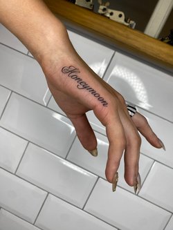 Tatuaje blackwork fineline
