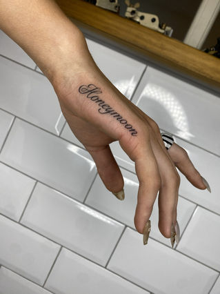 Adorno de linea fina tatuado en el cuerpo. También tatuajes temporales.