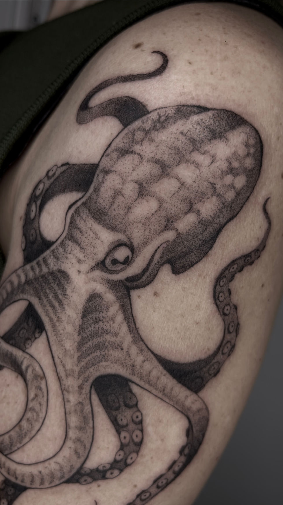 Tatuaje blackwork en negro detallado hecho en Madrid centro en Bitacora tattoo