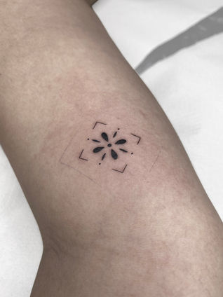Adorno de linea fina tatuado en el cuerpo. También tatuajes temporales.