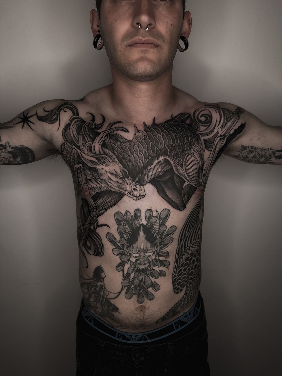 Tatuaje de pecho completo en blackwork realizado por Jay en Bitácora Tattoo Madrid
