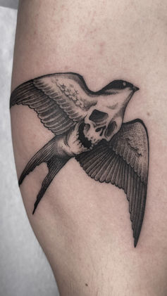 Tatuaje blackwork en negro detallado hecho en Madrid centro en Bitacora tattoo