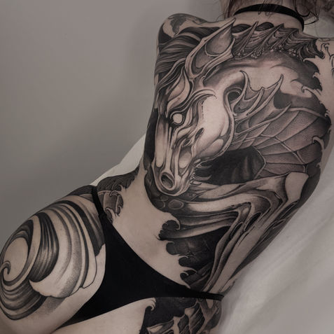 Tatuaje de espalda completa en blackwork realizado por Jay en Bitácora Tattoo Madrid