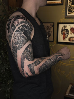 Tatuaje blackwork fineline