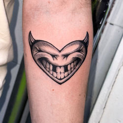 Tatuaje blackwork fineline