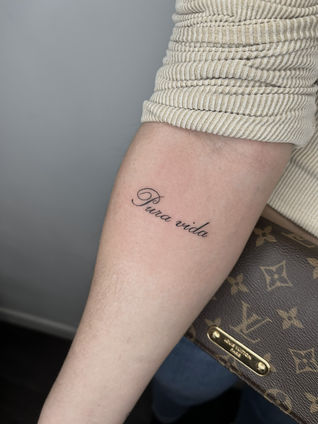 Adorno de linea fina tatuado en el cuerpo. También tatuajes temporales.